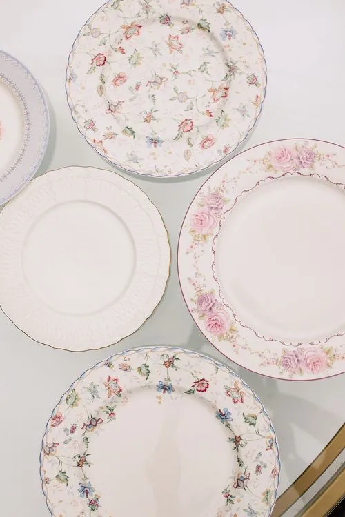 Сет с розовыми акцентами за круглым столом