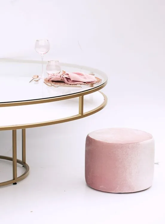 Сет с розовыми акцентами за круглым столом