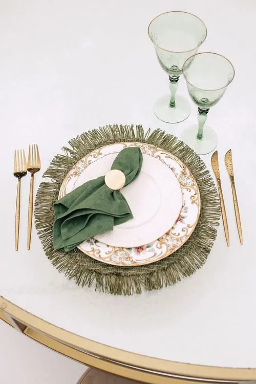 Сет с зелеными акцентами за круглым столом