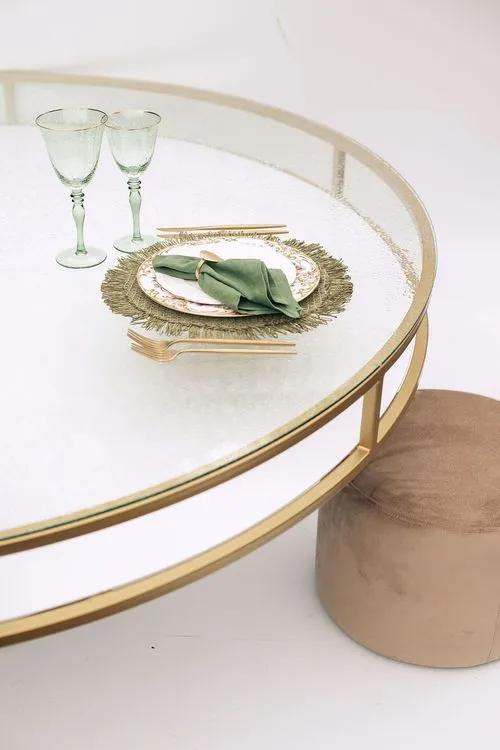 Сет с зелеными акцентами за круглым столом