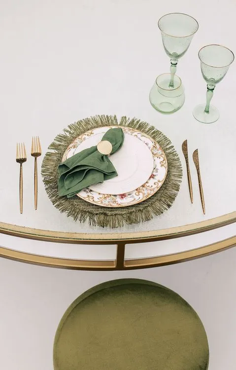 Сет с зелеными акцентами за круглым столом