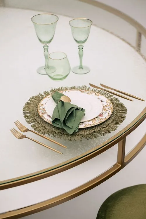 Сет с зелеными акцентами за круглым столом