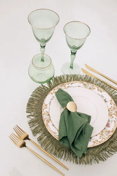 Сет с зелеными акцентами за круглым столом