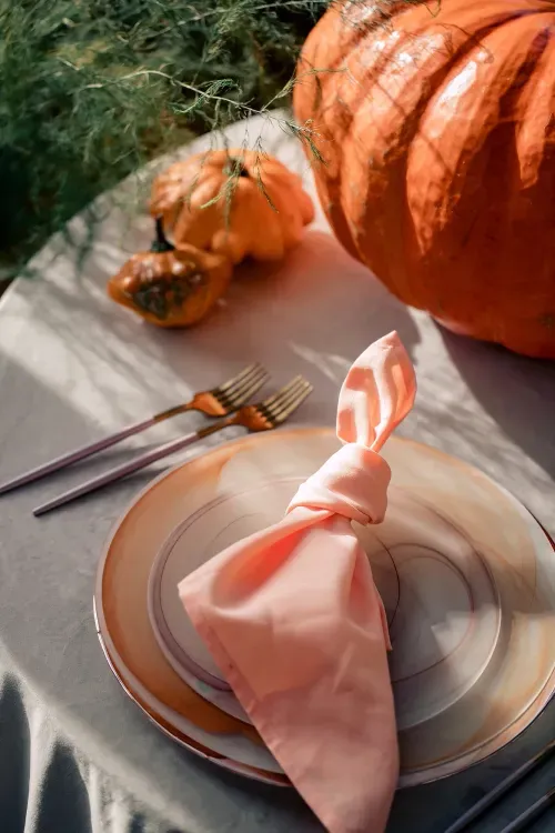 Сеты в природных тонах за круглым столом