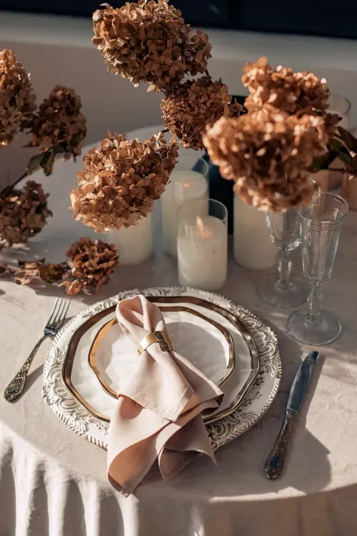 Сеты в природных тонах за круглым столом