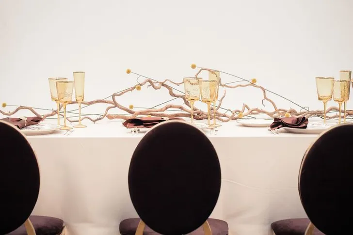 Шоколадно-бежевый сет за прямоугольным столом