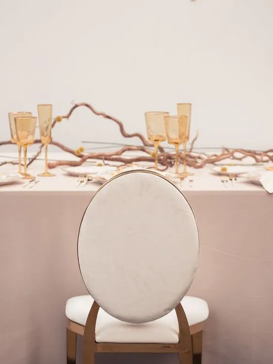 Шоколадно-бежевый сет за прямоугольным столом