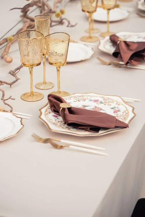 Шоколадно-бежевый сет за прямоугольным столом