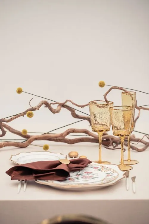 Шоколадно-бежевый сет за прямоугольным столом