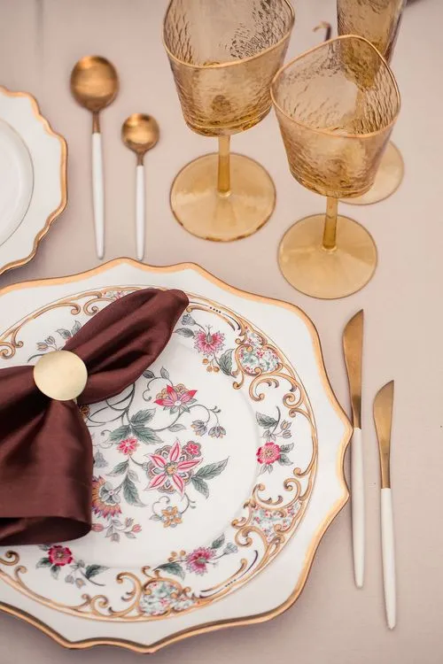 Шоколадно-бежевый сет за прямоугольным столом