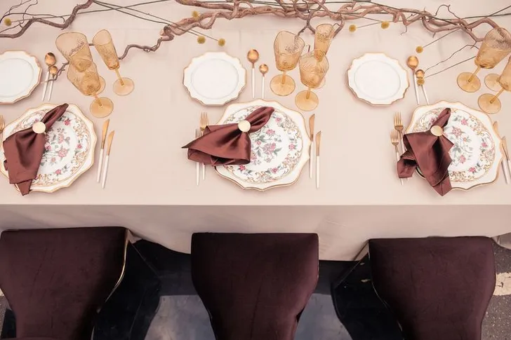 Шоколадно-бежевый сет за прямоугольным столом