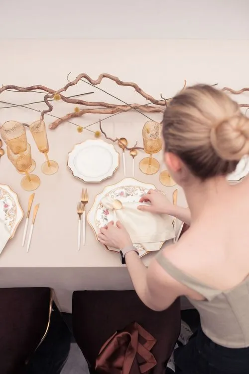 Шоколадно-бежевый сет за прямоугольным столом