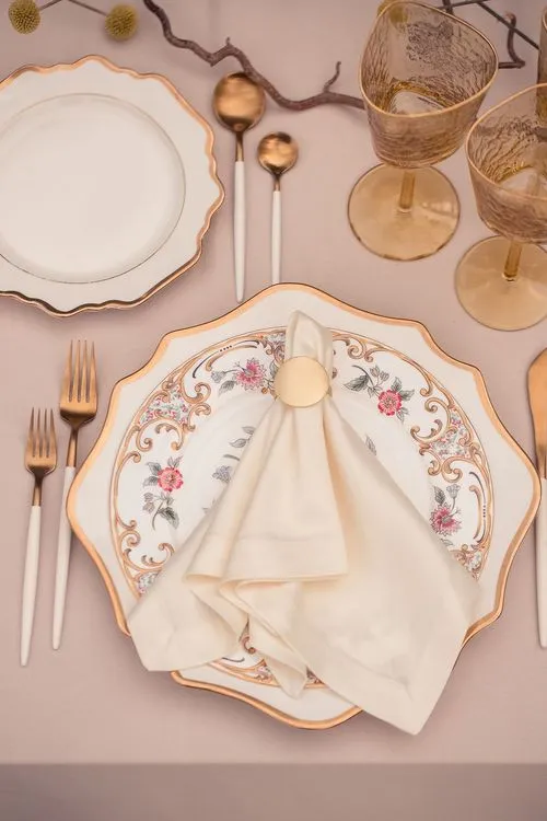 Шоколадно-бежевый сет за прямоугольным столом