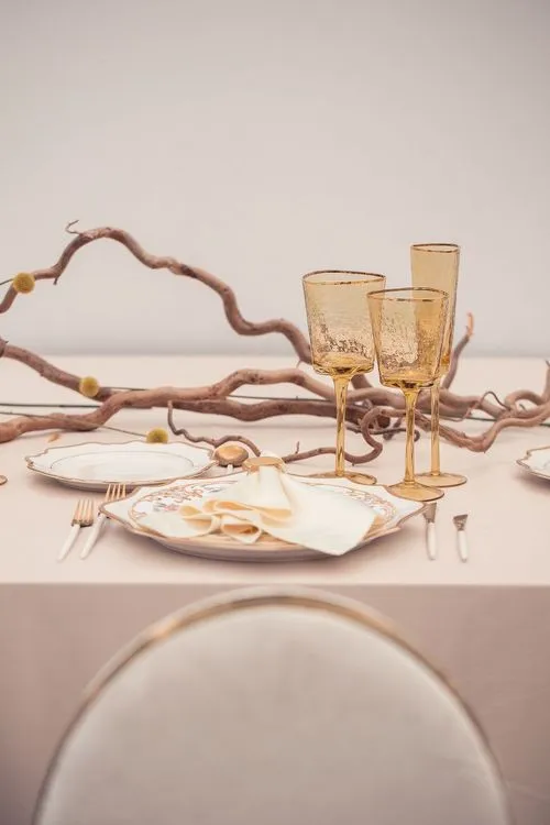 Шоколадно-бежевый сет за прямоугольным столом