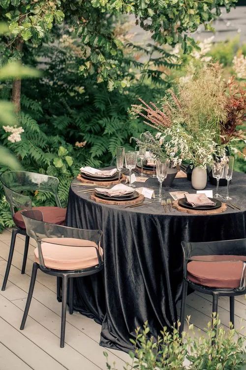 Шоколадно-дымчатый сет за круглым столом