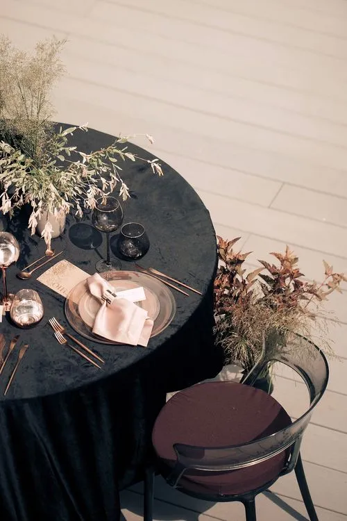 Шоколадно-дымчатый сет за круглым столом