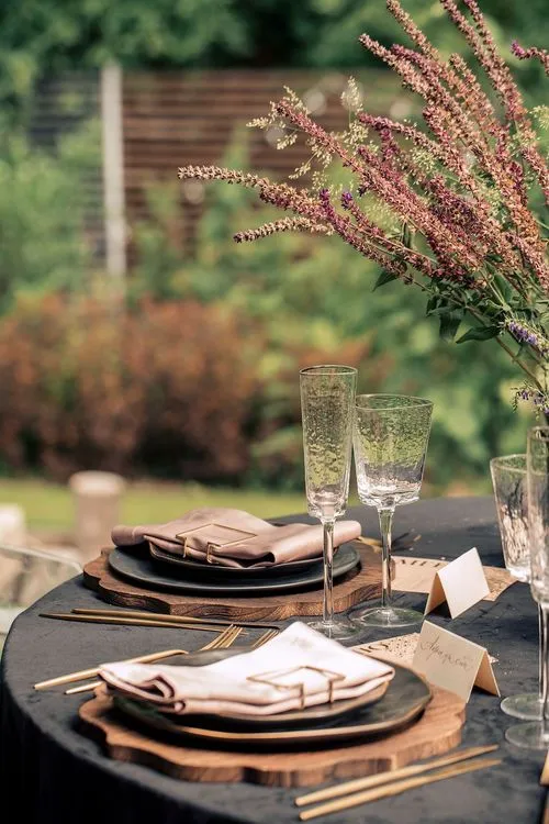 Шоколадно-дымчатый сет за круглым столом