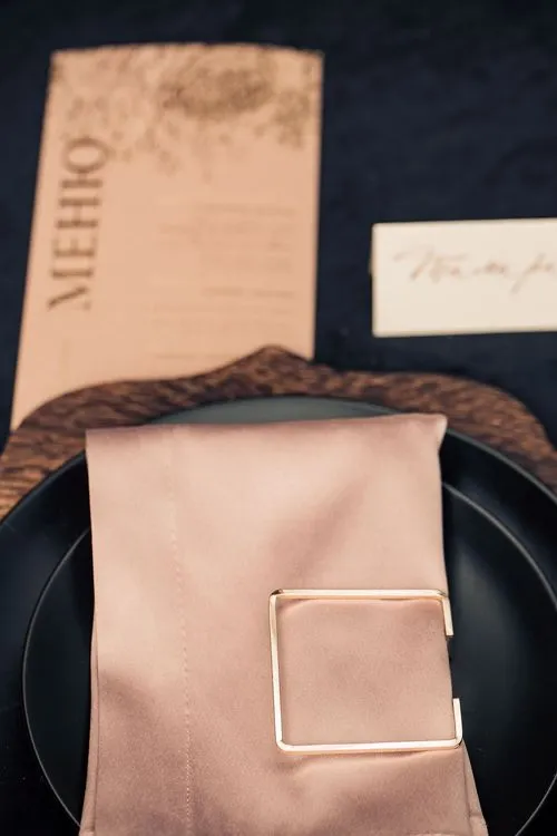 Шоколадно-дымчатый сет за круглым столом