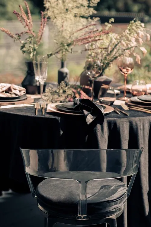 Шоколадно-дымчатый сет за круглым столом