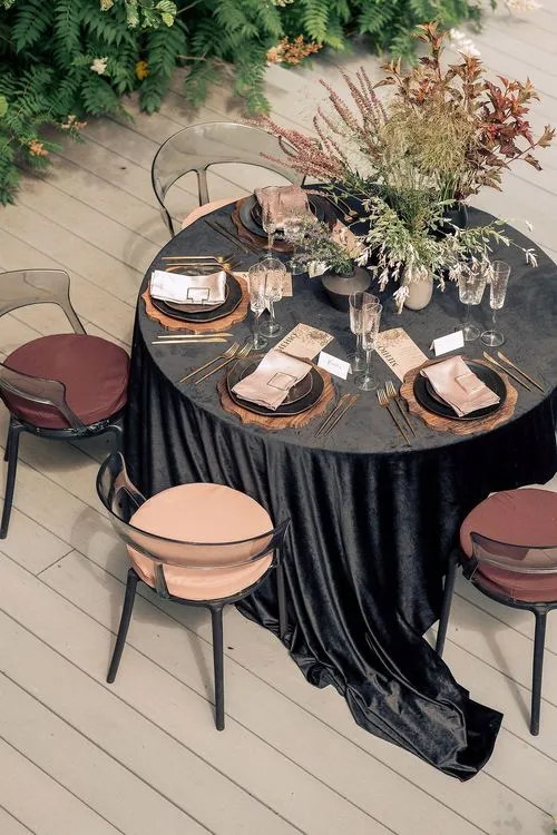 Шоколадно-дымчатый сет за круглым столом
