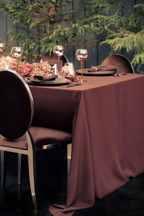 Шоколадный сет за прямоугольным столом