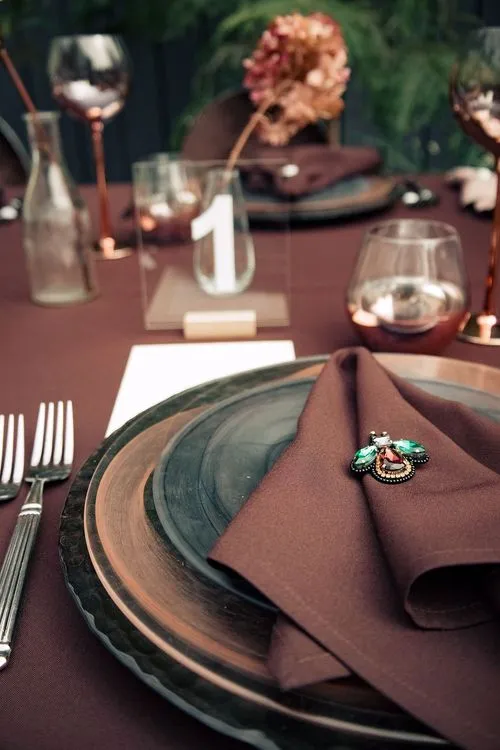 Шоколадный сет за прямоугольным столом