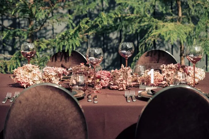 Шоколадный сет за прямоугольным столом