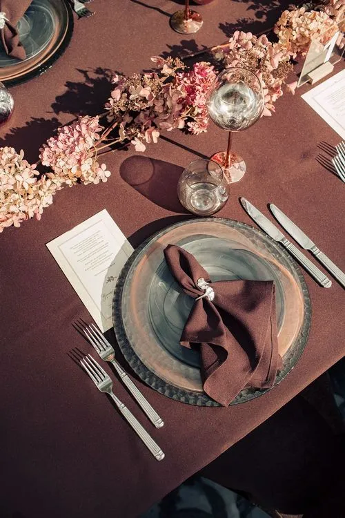 Шоколадный сет за прямоугольным столом