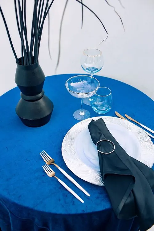 Синий сет за круглым столом