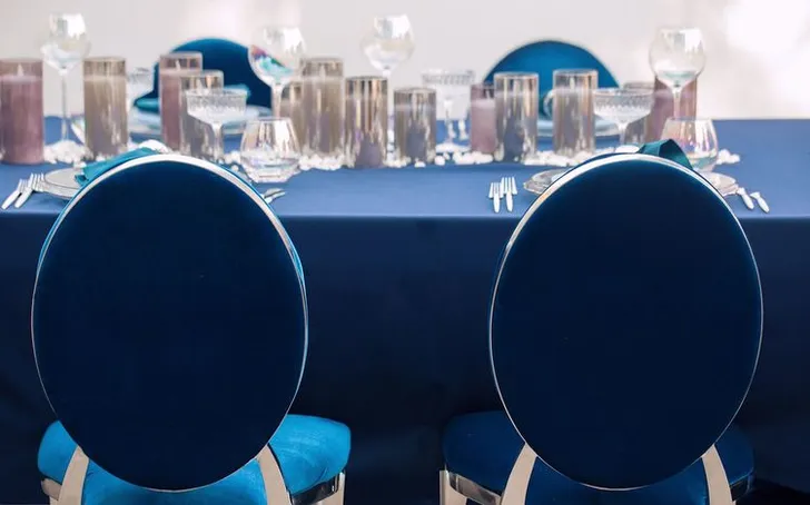 Синий сет за прямоугольным столом