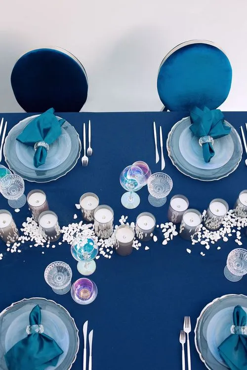 Синий сет за прямоугольным столом