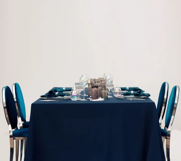 Синий сет за прямоугольным столом