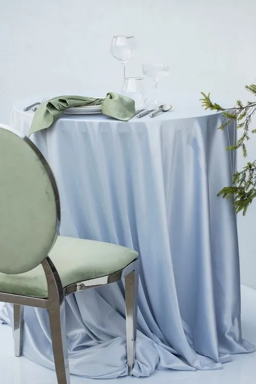 Стальной-серый за круглым столом