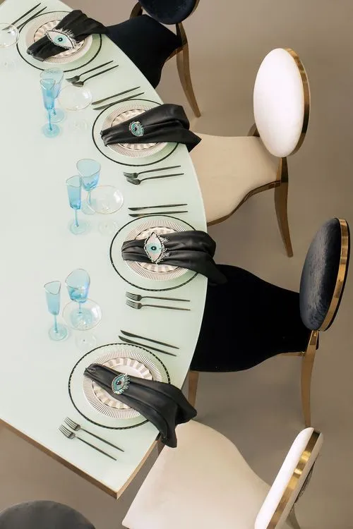 Стол-глаз и черно-белый сет