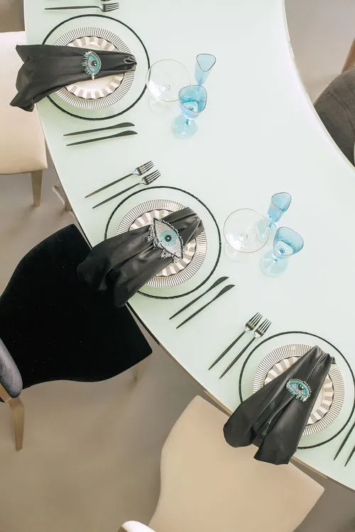 Стол-глаз и черно-белый сет