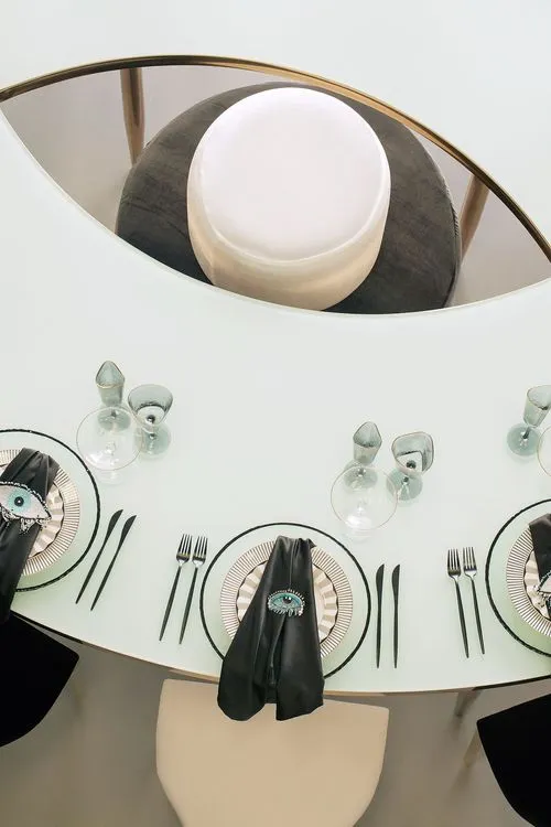 Стол-глаз и черно-белый сет