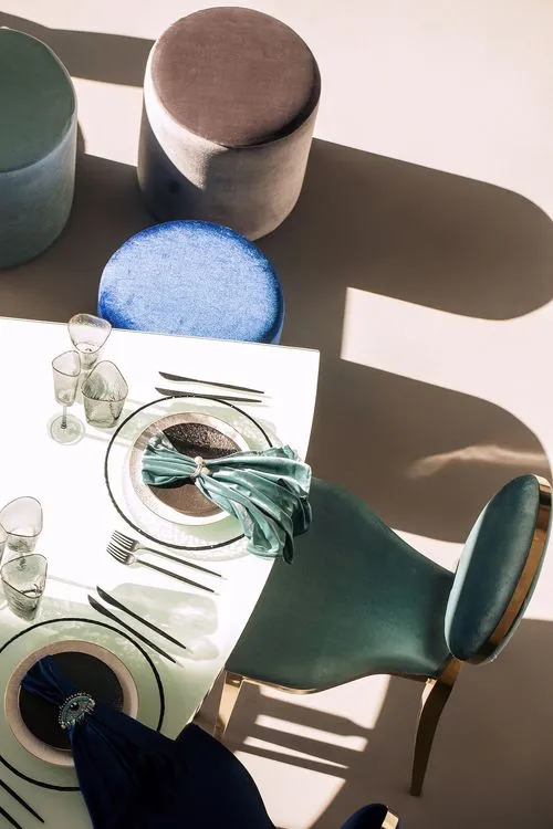 Стол-глаз и сервировка с синими акцентами