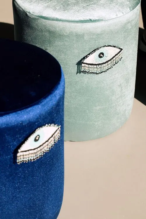 Стол-глаз и сервировка с синими акцентами