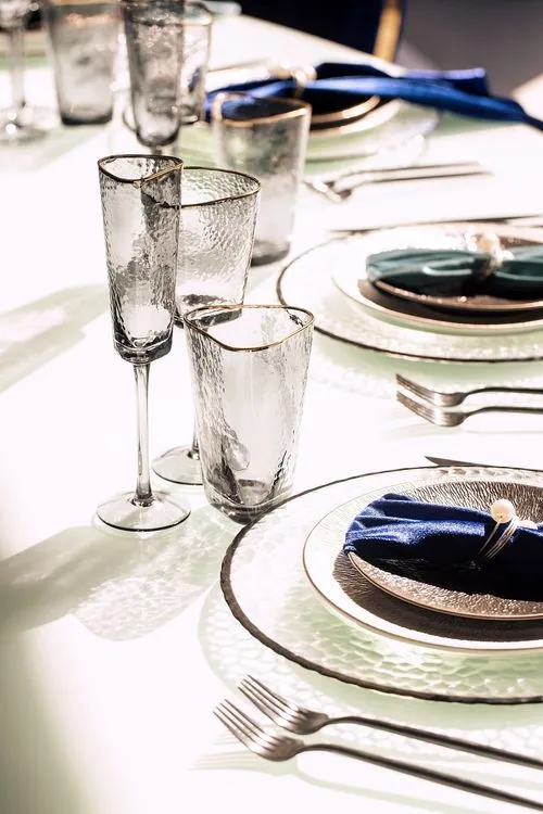 Стол-глаз и сервировка с синими акцентами