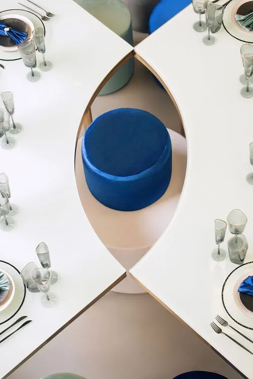 Стол-глаз и сервировка с синими акцентами