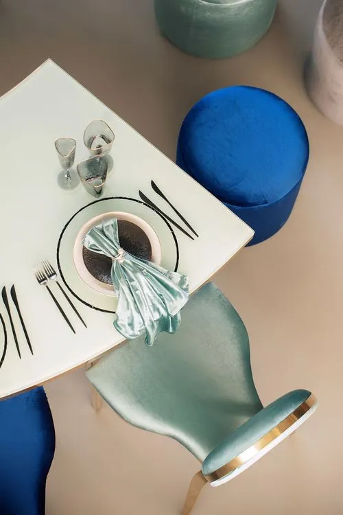 Стол-глаз и сервировка с синими акцентами