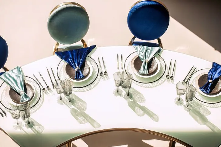 Стол-глаз и сервировка с синими акцентами