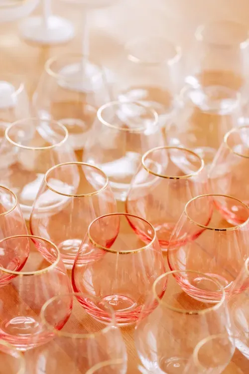 Total White - круглые столы с бархатными стульями