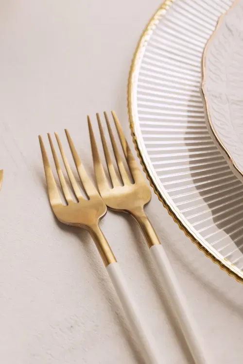 Total White - круглые столы с бархатными стульями