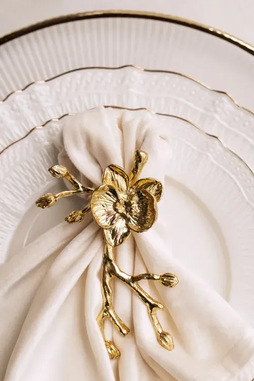 Total White - круглые столы с бархатными стульями