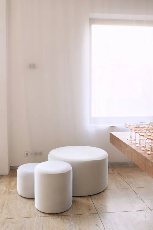 Total White - круглые столы с бархатными стульями