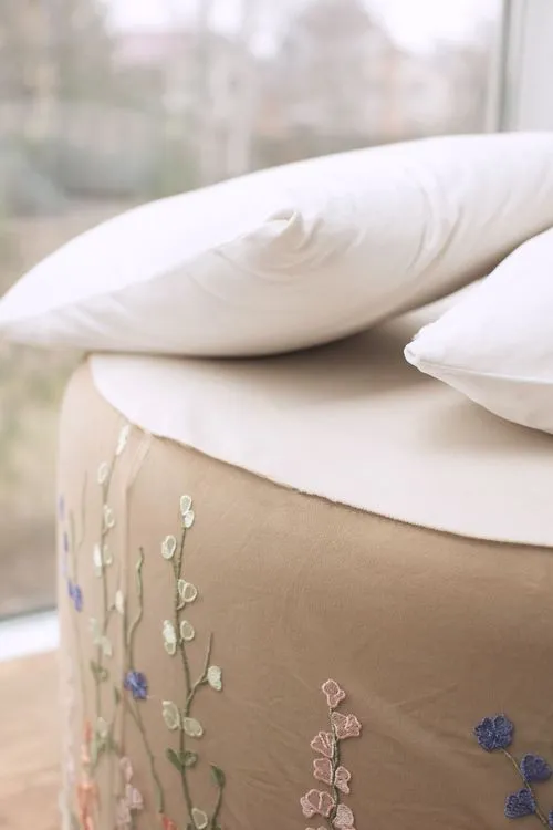 Total White - круглые столы с бархатными стульями