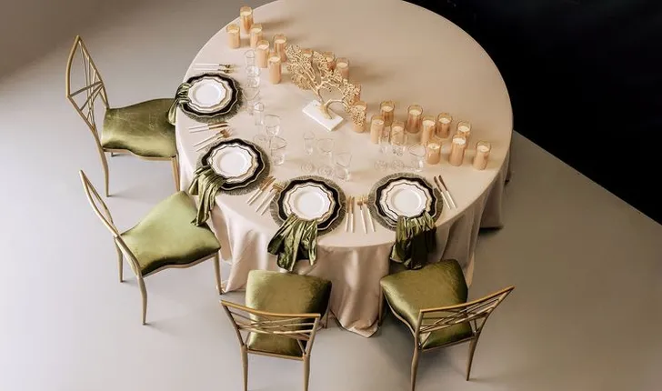 Зеленый сет за круглым столом