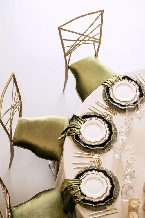 Зеленый сет за круглым столом