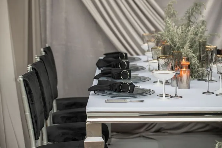 Зеркальный сет за прямоугольным столом